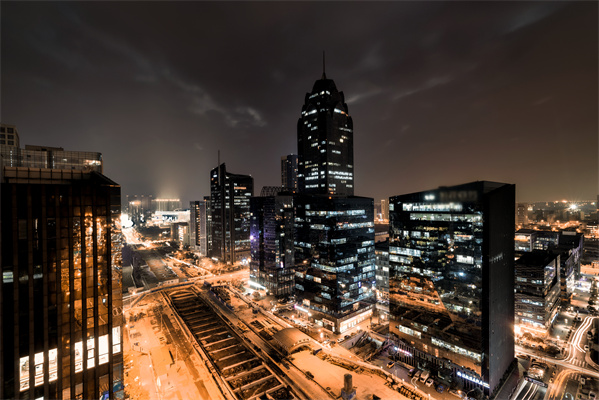 摄图网_500225497_黑金色的车水马龙的城市夜景（企业商用）.jpg